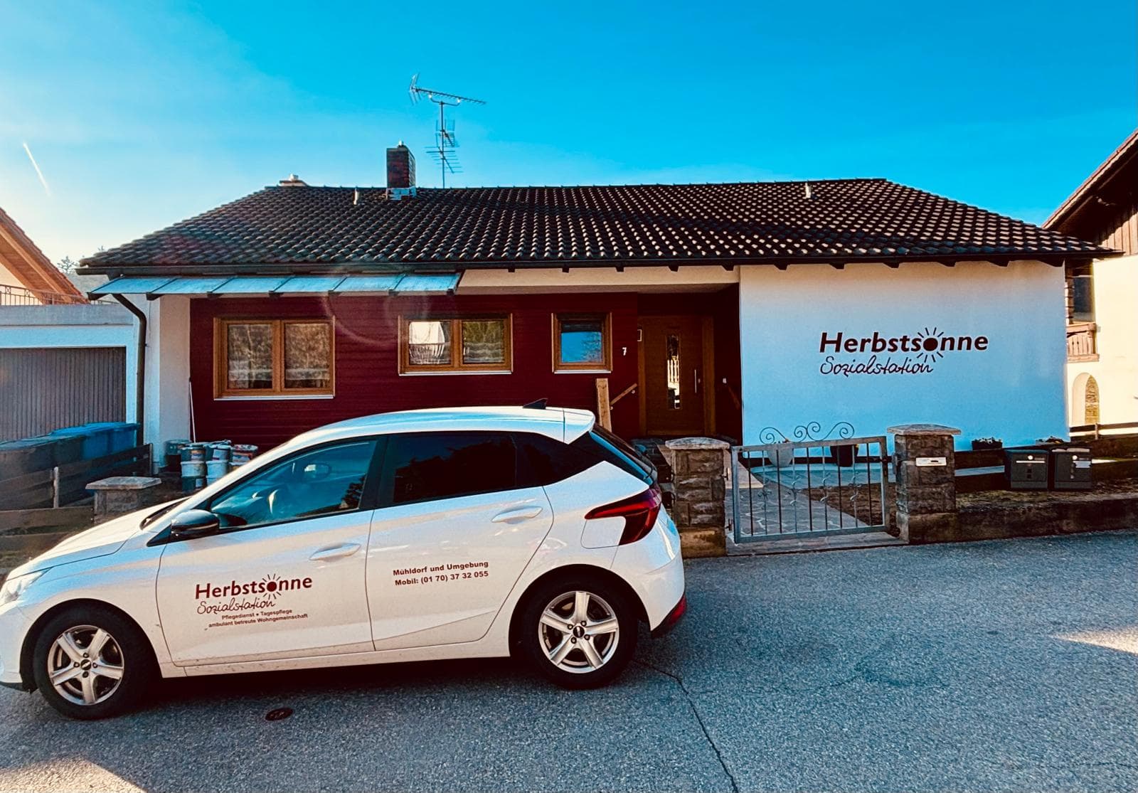 Außenansicht mit Firmenwagen